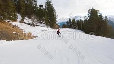 滑雪板上的滑雪者沿着滑雪胜地的斜坡<strong>奔跑</strong>。 冬季运动娱乐，休闲<strong>户外</strong>活动..